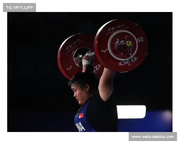 亚锦赛颁奖仪式：李闫与亚军季军互换国家队徽章留念